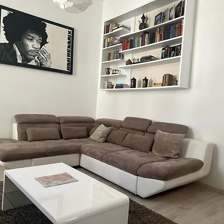 Hendrix Over The Centre Apartman *